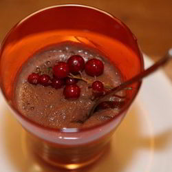 Рецепт Шоколадного мусса с красной смородиной