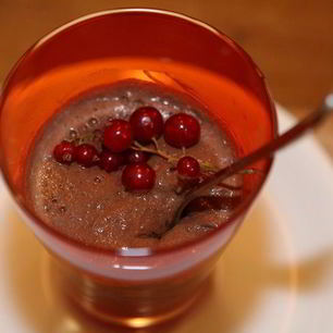 Рецепт Шоколадного мусса с красной смородиной