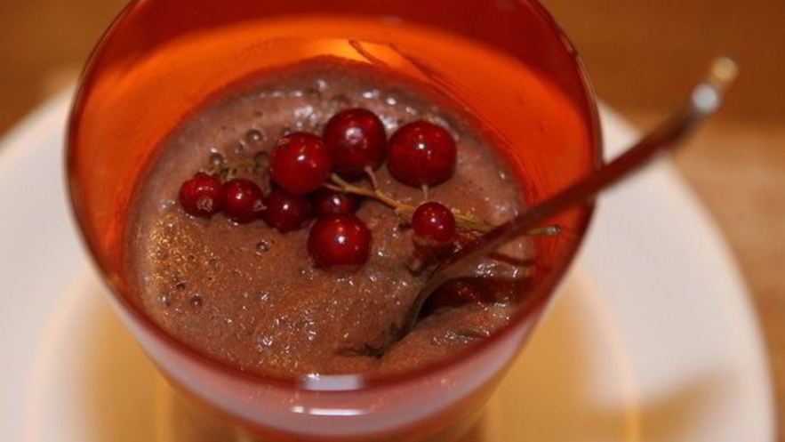 Рецепт шоколадного мусса с красной смородиной