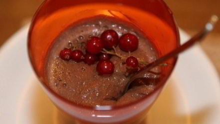 Рецепт шоколадного мусса с красной смородиной