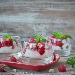 Рецепт Сливочного мусса с малиной и лимонными отрубями