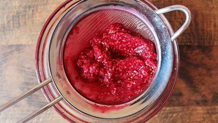 Рецепт сливочного мусса с малиной и лимонными отрубями