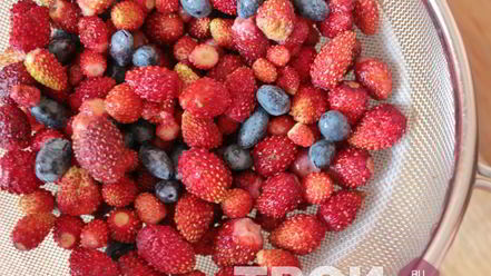 Рецепт творожного мусса с ягодами и злаками