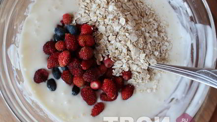 Рецепт творожного мусса с ягодами и злаками