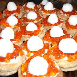 Рецепт Волованов с лососевым муссом, икрой и перепелиными яйцами