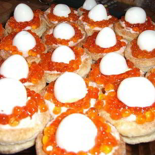 Рецепт Волованов с лососевым муссом, икрой и перепелиными яйцами