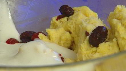 Рецепт кулича с вишней и клюквой