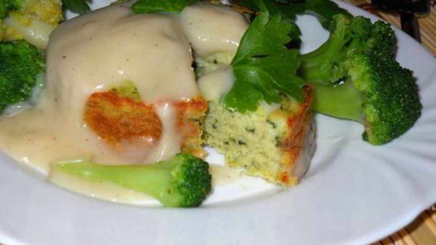 Рецепт рыбного пудинга со шпинатом под соусом