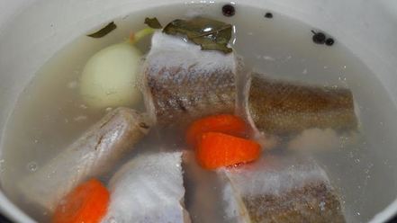 Рецепт рыбного пудинга со шпинатом под соусом