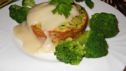 Рецепт рыбного пудинга со шпинатом под соусом