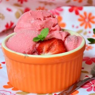 Рецепт Мороженого домашний клубничный щербет из йогурта