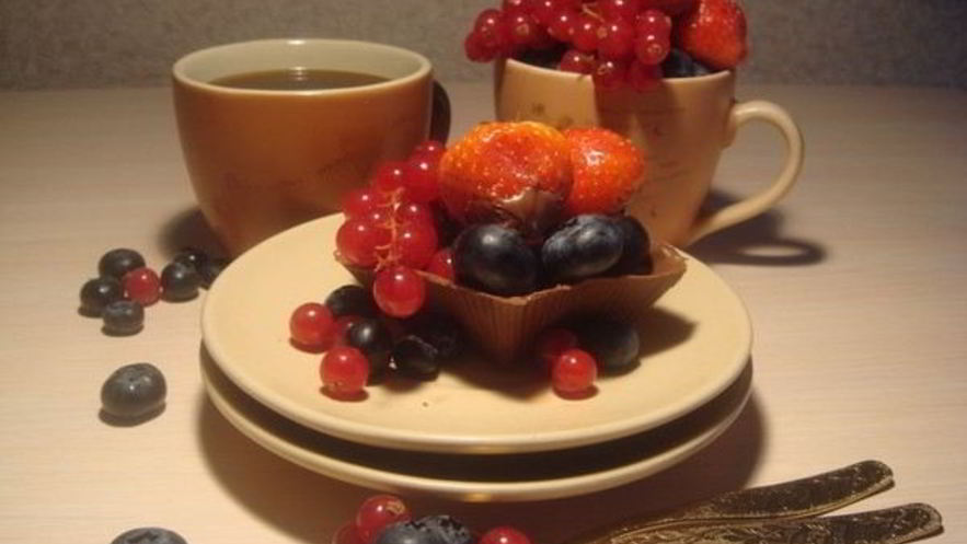 Рецепт шоколадных корзиночек с мюсли и ягодами