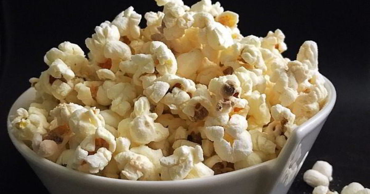 Попкорн без масла. Мини попкорница. Калорийность кукурузного зерна. Попкорн без масла. Кастрюля для попкорна.