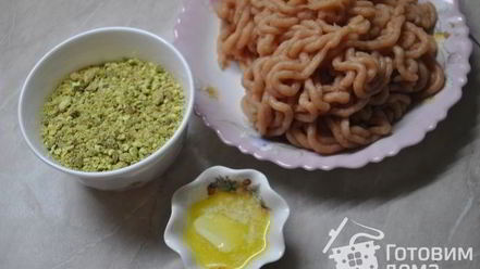 Рецепт куриного суфле с фисташками в беконе