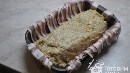 Рецепт куриного суфле с фисташками в беконе