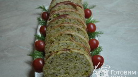 Рецепт куриного суфле с фисташками в беконе