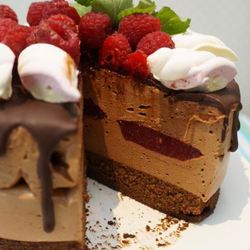 Рецепт Шоколадного торта-суфле с малиновым конфи