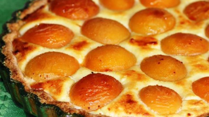 Рецепт сладкого киша с творожным суфле и абрикосами