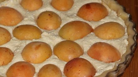 Рецепт сладкого киша с творожным суфле и абрикосами