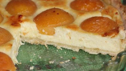 Рецепт сладкого киша с творожным суфле и абрикосами