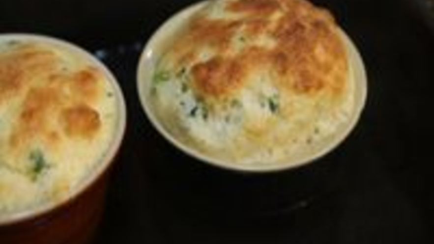 Рецепт сливочного суфле с зеленым луком и тимьяном