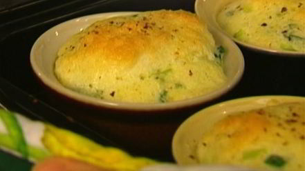 Рецепт сливочного суфле с зеленым луком и тимьяном