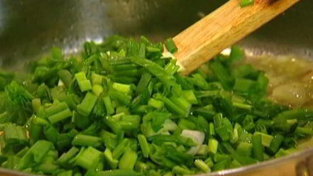 Рецепт сливочного суфле с зеленым луком и тимьяном