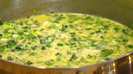 Рецепт сливочного суфле с зеленым луком и тимьяном