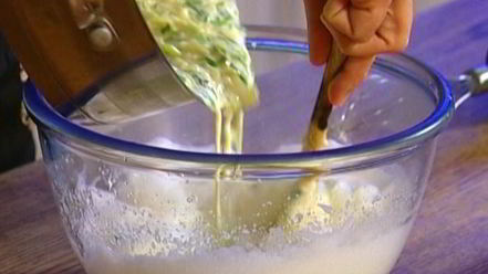 Рецепт сливочного суфле с зеленым луком и тимьяном