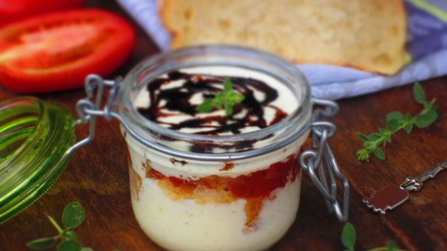 Рецепт мини-тирамису с томатным чатни и бальзамическим сиропом