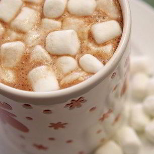 Рецепт Густого горячего шоколада со взбитыми сливками и зефиром