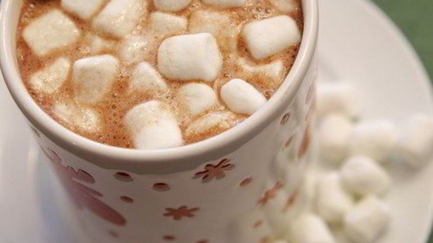 Рецепт густого горячего шоколада со взбитыми сливками и зефиром