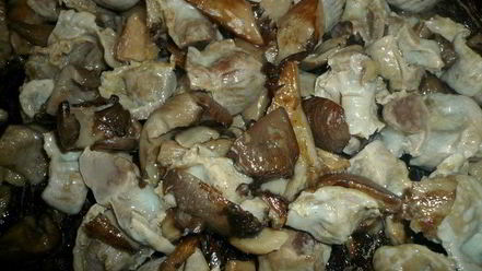 Рецепт азу из куриных желудков и вешенок