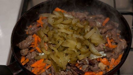 Рецепт азу с солеными огурцами и с картошкой