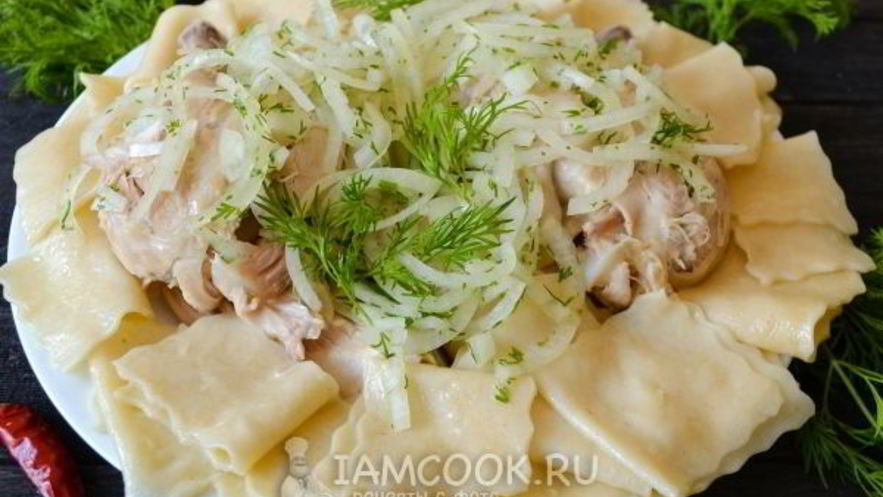 Рецепт бешбармака из целой курицы с маринованным луком