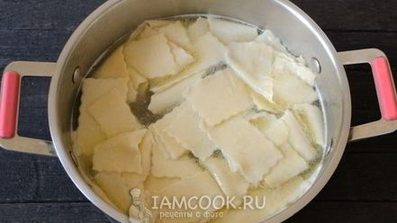 Рецепт бешбармака из целой курицы с маринованным луком