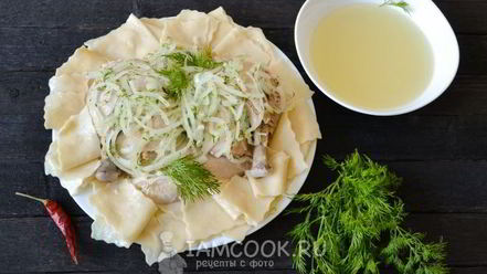 Рецепт бешбармака из целой курицы с маринованным луком