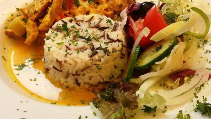 Рецепт соевого чахохбили с диким рисом под фруктово-манговым соусом и овощным салатом