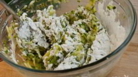 Рецепт драников с сыром и зеленым луком