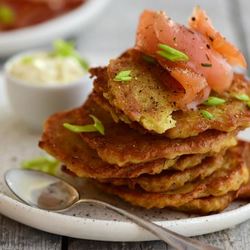 Рецепт Драников с зеленым луком и сметаной