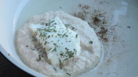 Рецепт картофельных драников с треской под грибным соусом