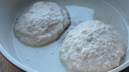 Рецепт картофельных драников с треской под грибным соусом