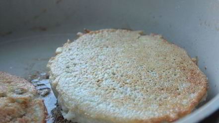 Рецепт картофельных драников с треской под грибным соусом