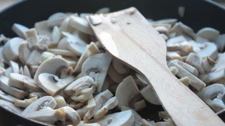 Рецепт картофельных драников с треской под грибным соусом