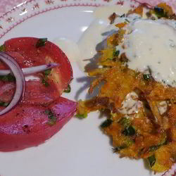 Рецепт Хрустящих драников с помидорами и маринованным луком