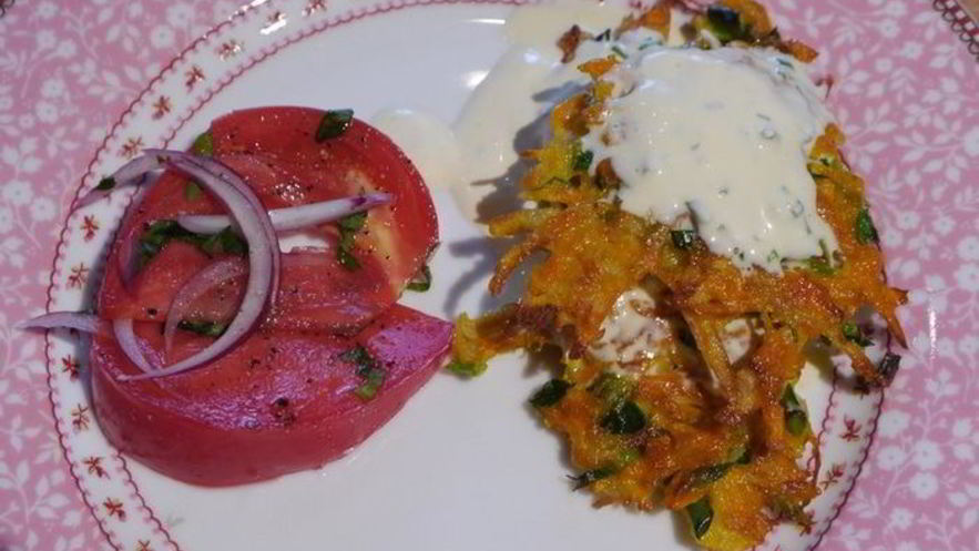 Рецепт хрустящих драников с помидорами и маринованным луком