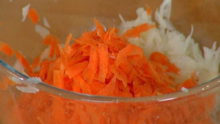 Рецепт хрустящих драников с помидорами и маринованным луком