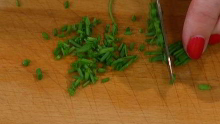 Рецепт хрустящих драников с помидорами и маринованным луком