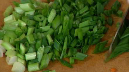 Рецепт хрустящих драников с помидорами и маринованным луком