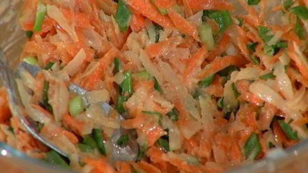 Рецепт хрустящих драников с помидорами и маринованным луком